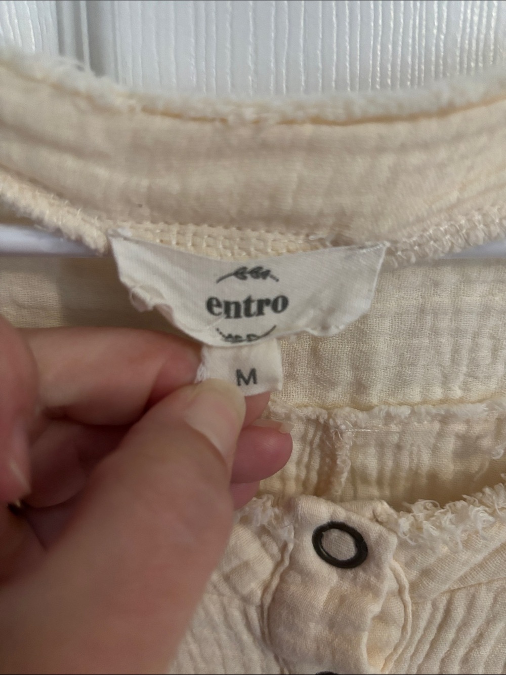 entro Cream Gauze Button-Front Long Sleeve cropped Henley - Picture 2 of 9